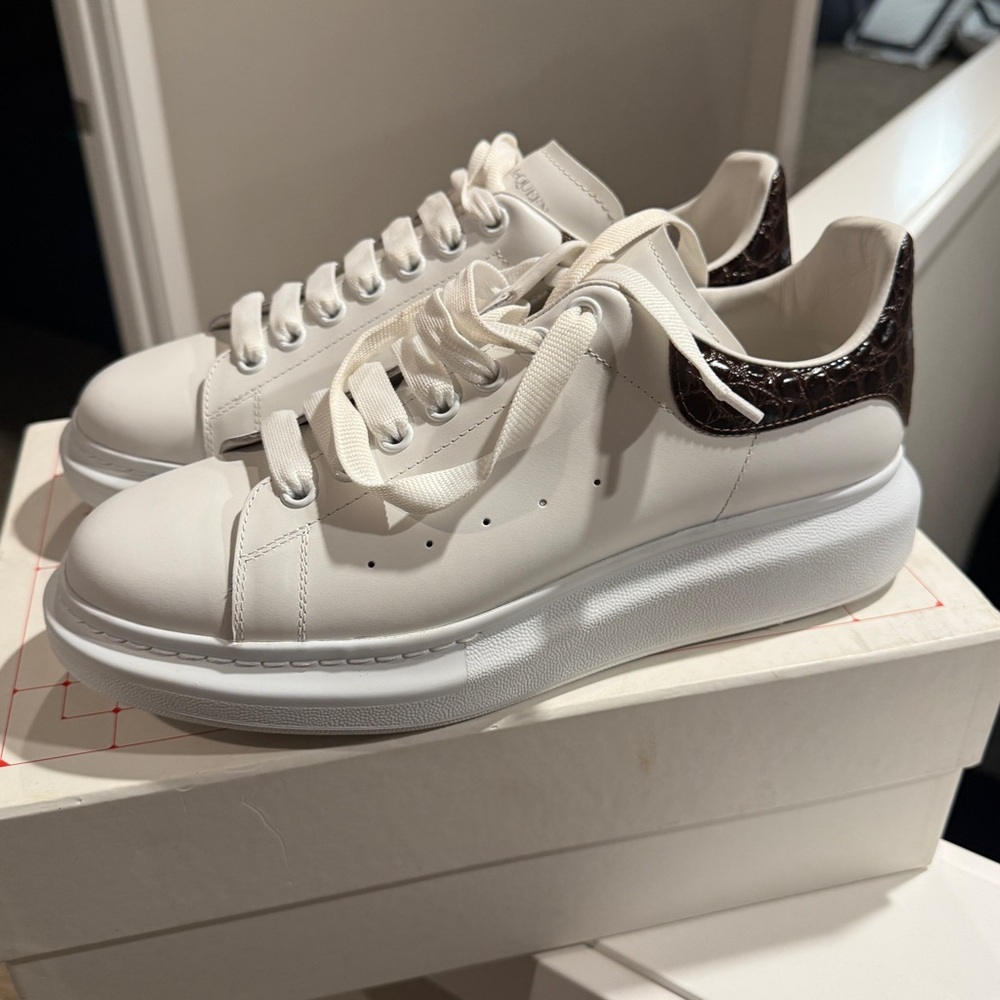 Alexander McQueen oversized brown crocodile sneaker
Almost new. Worn one time.